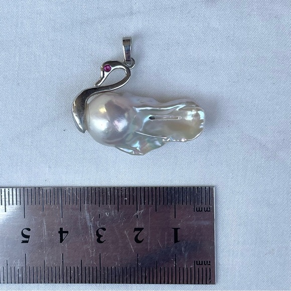 Elegant Silver and Pearl Swan Pendant - Picture 3 of 3
